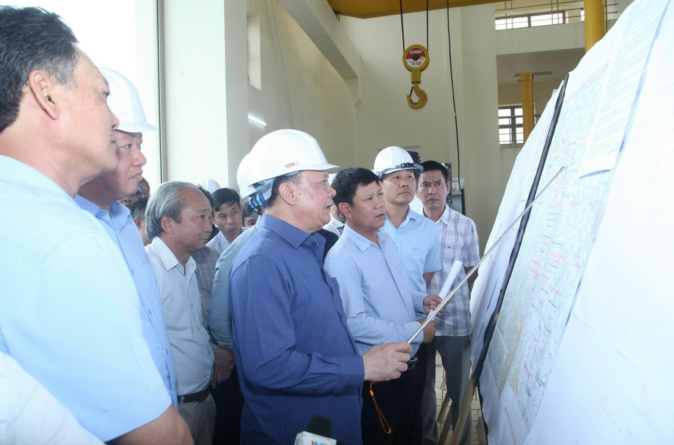 Bí thư Thành ủy Hà Nội Đinh Tiến Dũng nghe báo cáo và chỉ đạo về dự án tiếp nước, cải tạo, khôi phục sông Tích. Ảnh: PV Bí thư Thành ủy Hà Nội Đinh Tiến Dũng nghe báo cáo và chỉ đạo về dự án tiếp nước, cải tạo, khôi phục sông Tích. Ảnh: PV