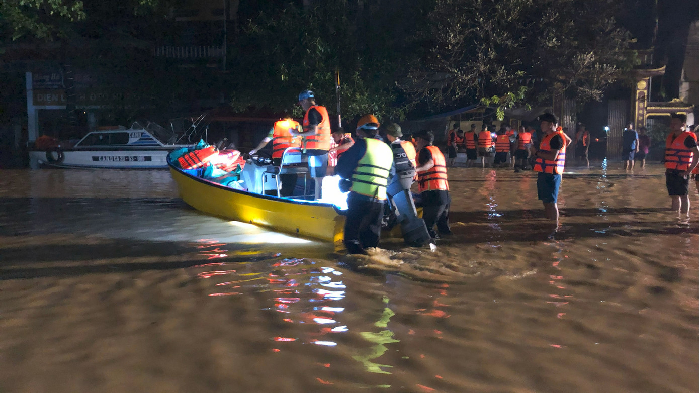 Những chuyến xuồng vẫn đi vào khu vực vùng ngập lụt để đón người ra trong đêm. Ảnh: Hoàng Mạnh Thắng