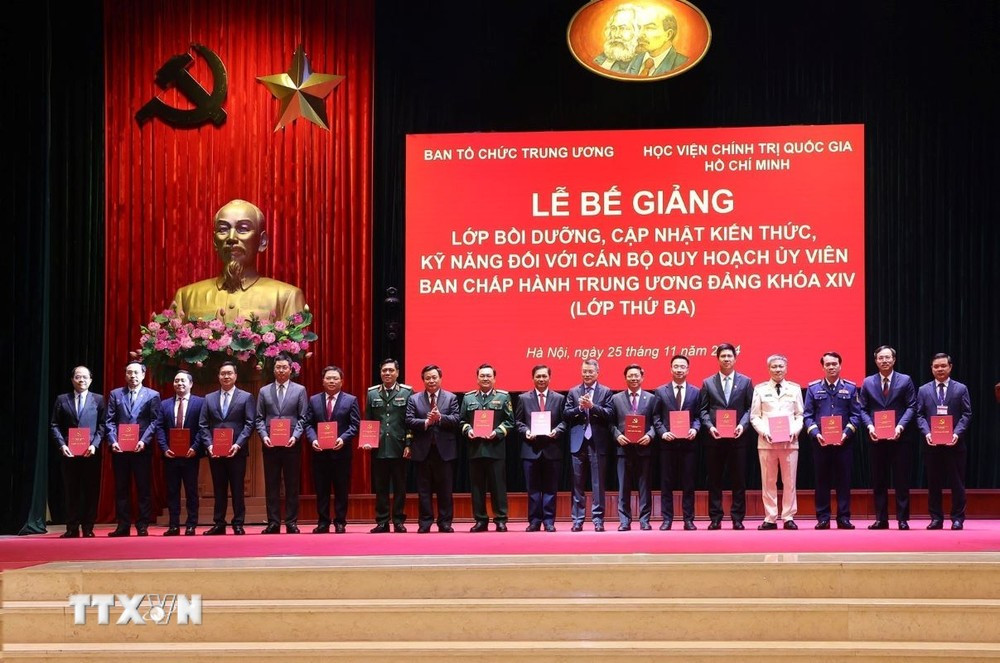 Các học viên của lớp nhận Giấy chứng nhận tốt nghiệp. Ảnh: TTXVN.