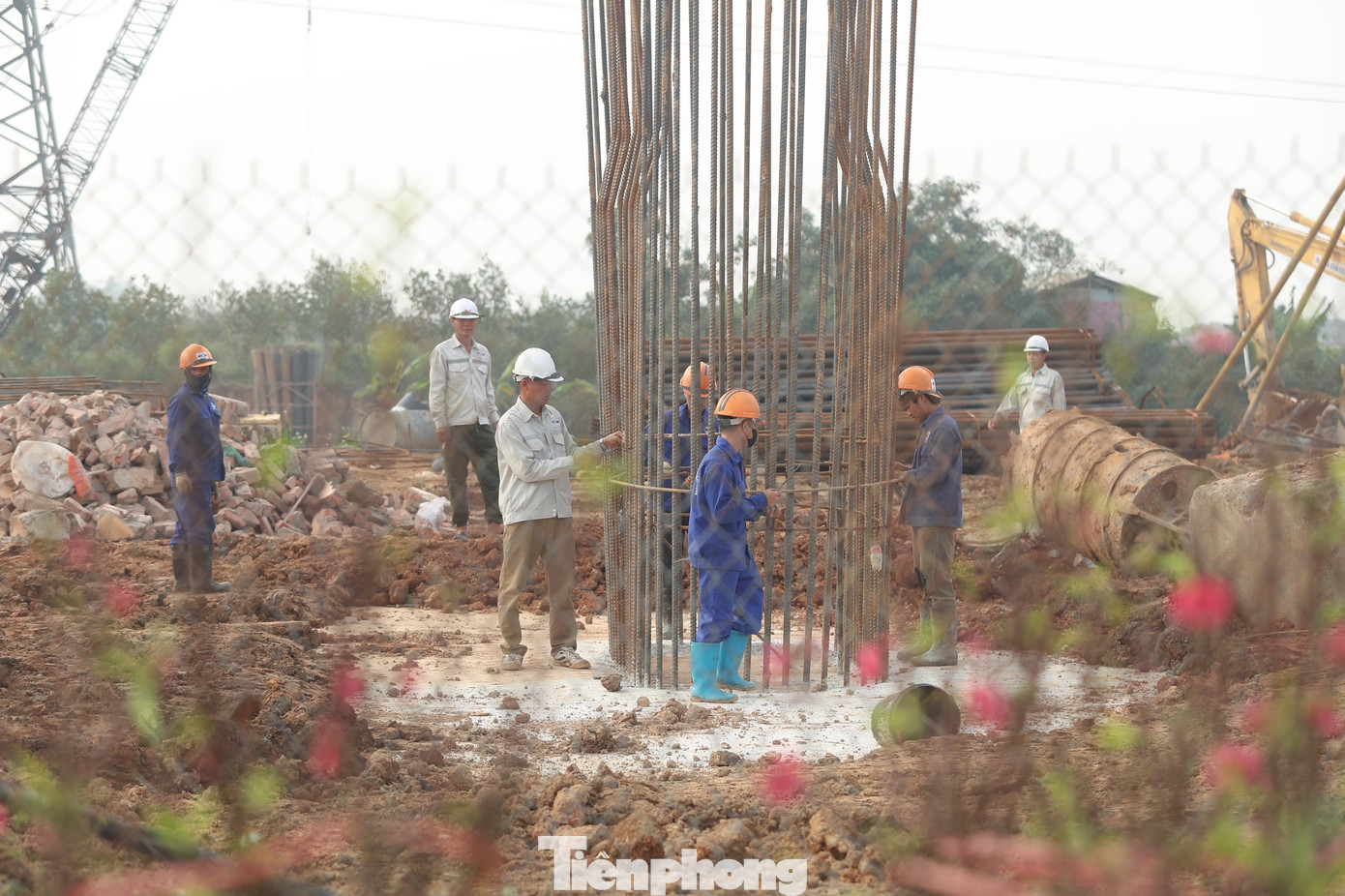 Các nhà thầu đang rất quyết tâm hoàn thành vượt mức tiến độ đề ra. Ảnh: Trọng Tài.