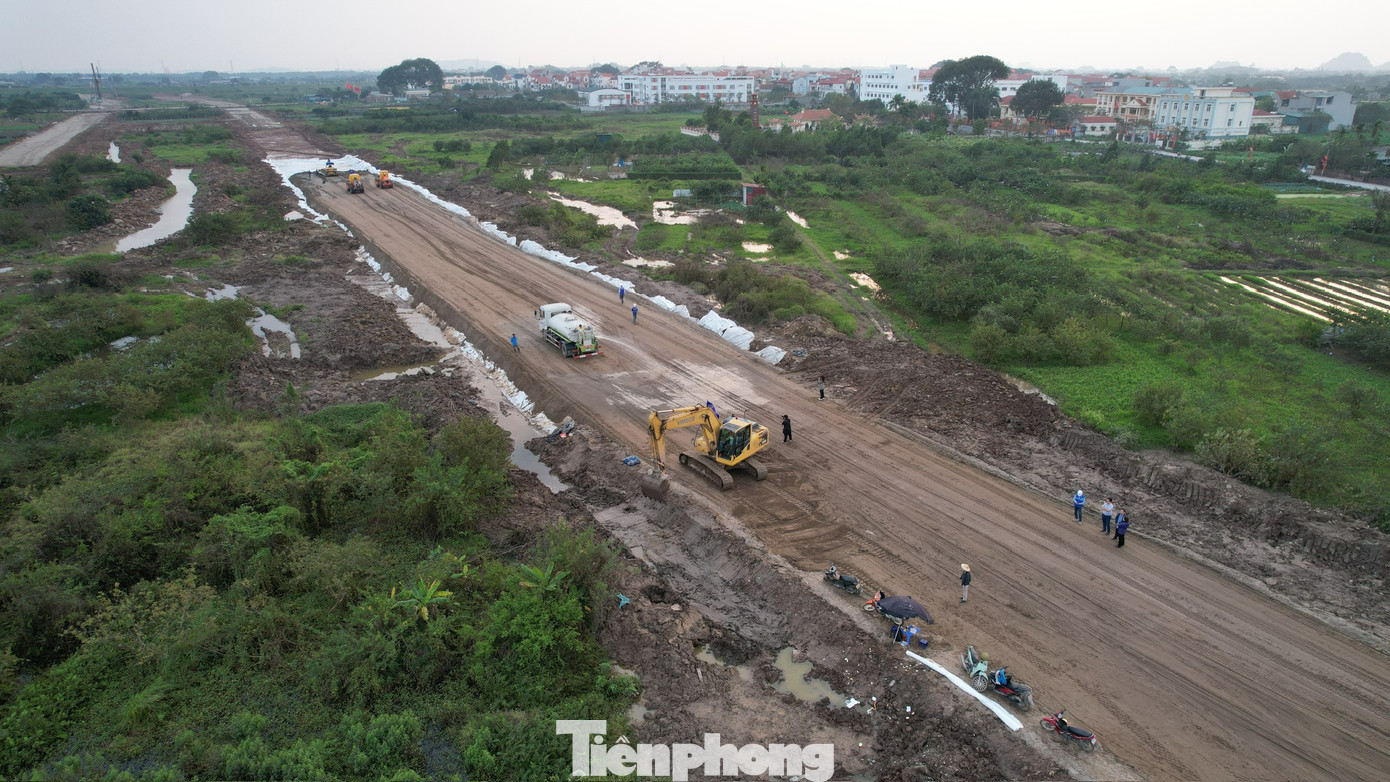 Không khí thi công trên công trường Vành đai 4 - Vùng Thủ đô Hà Nội những ngày Tết Nguyên đán Giáp Thìn 2024. Ảnh: Trọng Tài.