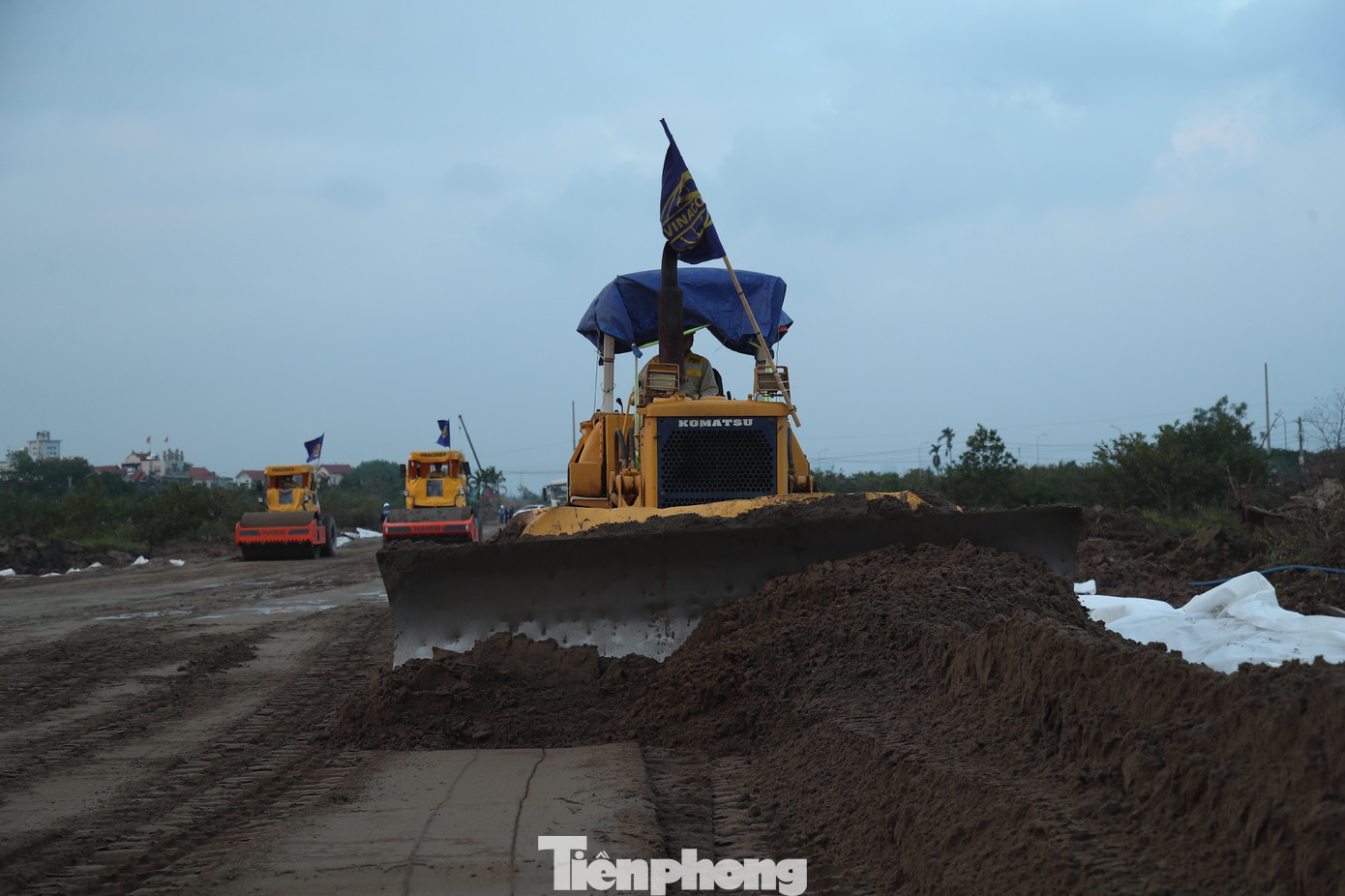 Nhiều máy móc được huy động để thi công đảm bảo tiến độ dự án. Ảnh: Trọng Tài.