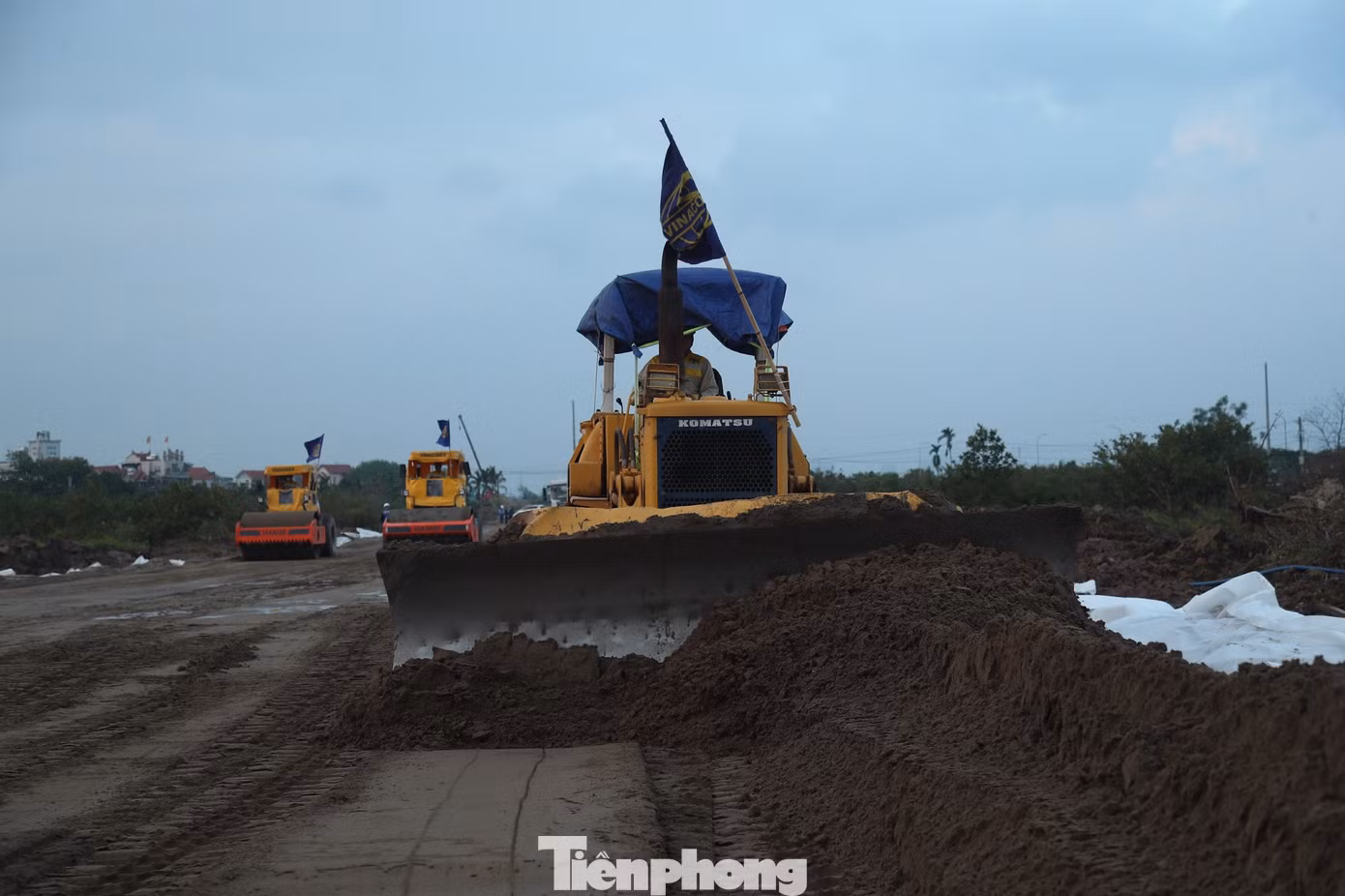 Nhiều máy móc được huy động để thi công đảm bảo tiến độ dự án. Ảnh: Trọng Tài.