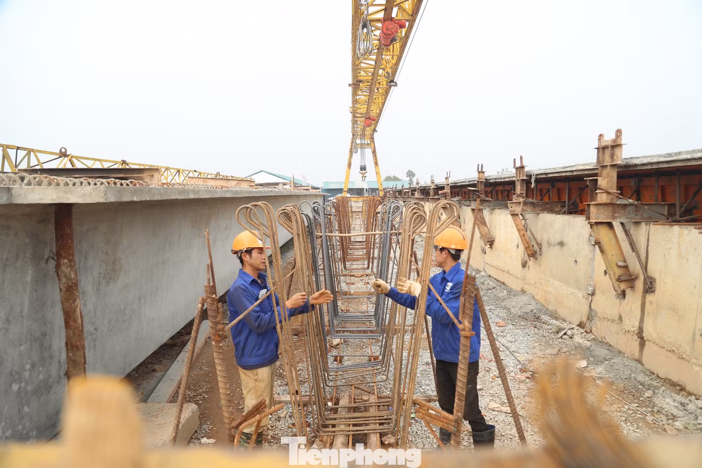 Công nhân thi công trên công trường dự án Vành đai 4 - Vùng Thủ đô Hà Nội những ngày Tết Nguyên đán Giáp Thìn 2024. Ảnh: Trọng Tài.