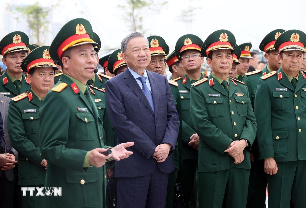 Tổng Bí thư Tô Lâm nghe giới thiệu về Bảo tàng Lịch sử quân sự Việt Nam. Ảnh: TTXVN.