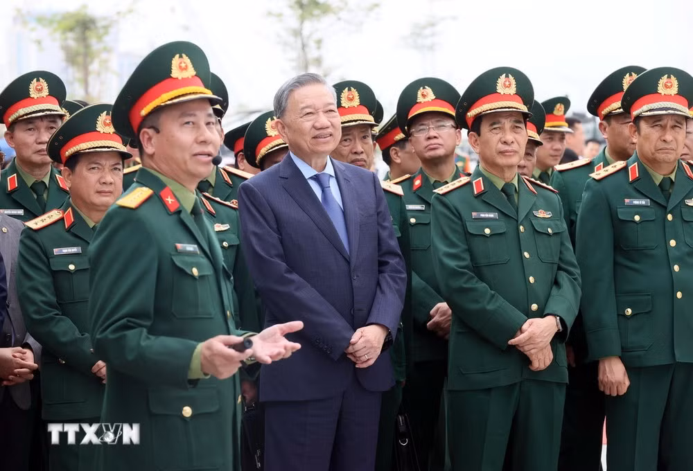 Tổng Bí thư Tô Lâm nghe giới thiệu về Bảo tàng Lịch sử quân sự Việt Nam. Ảnh: TTXVN.