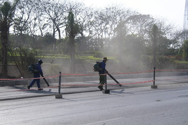 Hình ảnh phóng viên từng ghi nhận việc thổi bụi làm sạch mặt bằng thi công tuyến đường ven Đại lộ Thăng Long, thời điểm tháng 12/2019. Ảnh: Trường Phong. Hình ảnh phóng viên từng ghi nhận việc thổi bụi làm sạch mặt bằng thi công tuyến đường ven Đại lộ Thăng Long, thời điểm tháng 12/2019. Ảnh: Trường Phong.