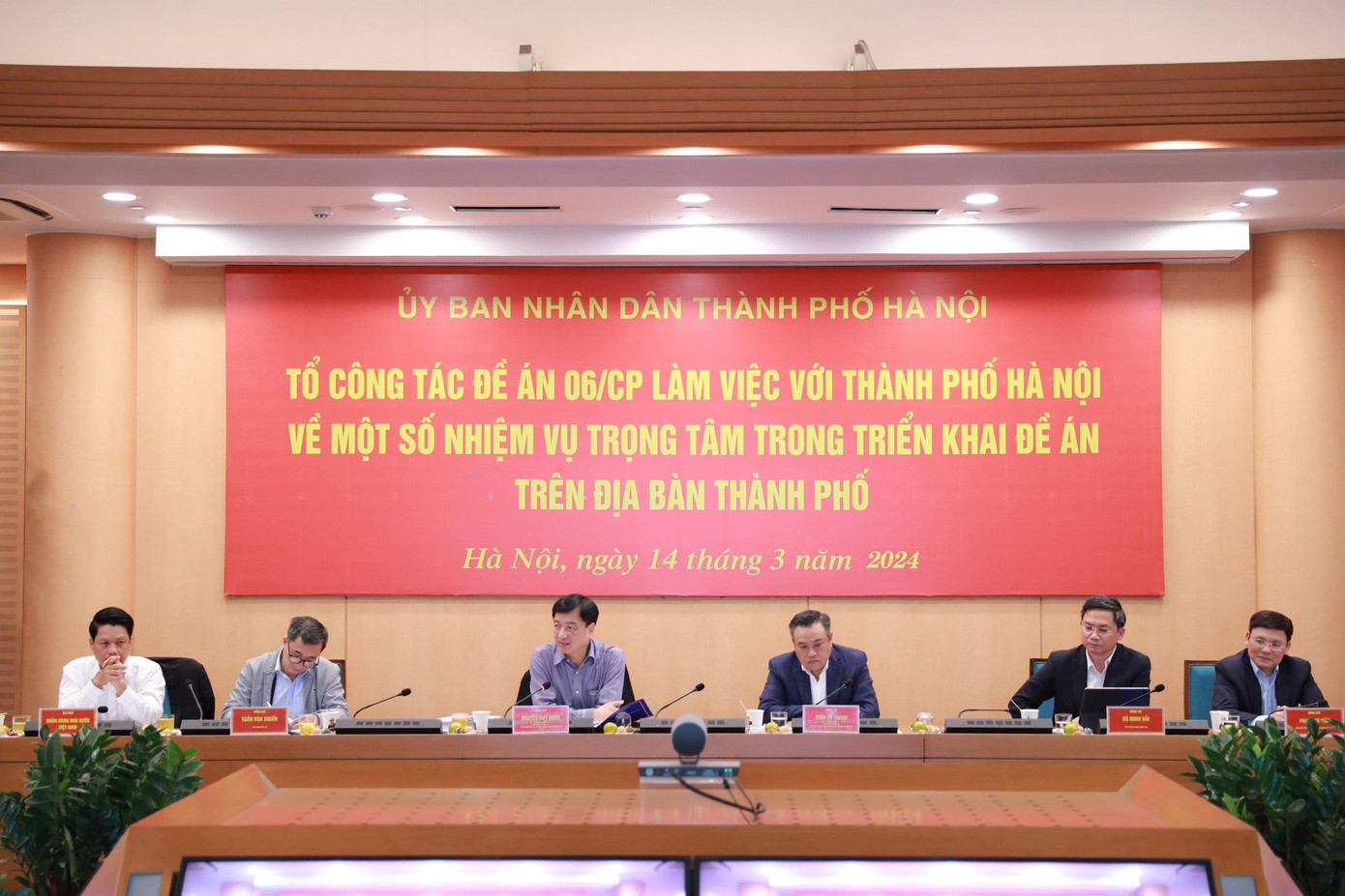 Thứ trưởng Bộ Công an Nguyễn Duy Ngọc và Chủ tịch UBND thành phố Hà Nội Trần Sỹ Thanh chủ trì buổi làm việc. Ảnh: PV.