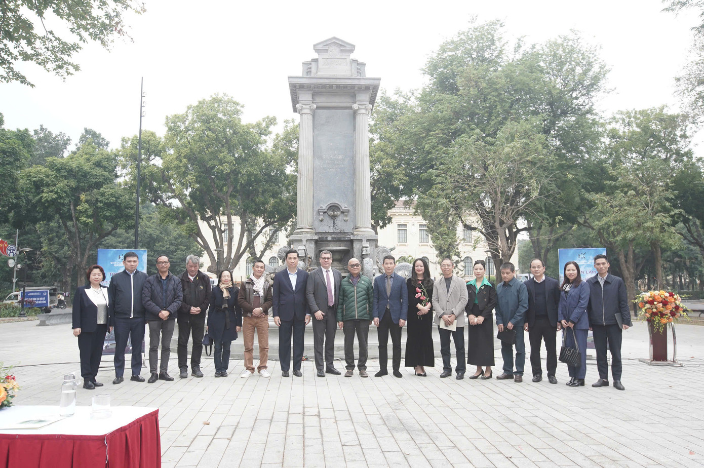Các đại biểu dự buổi lễ chụp ảnh lưu niệm. Ảnh: Duy Phạm.