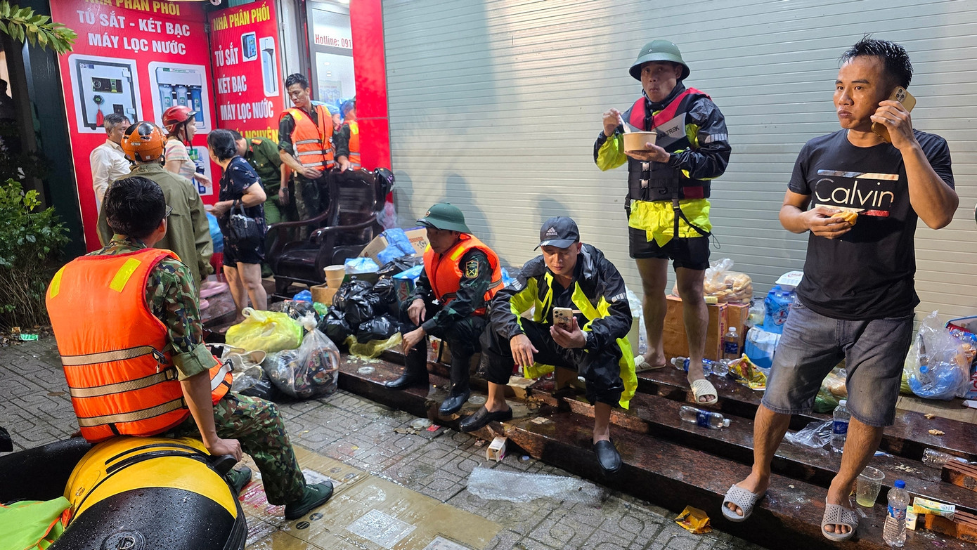 Bữa cơm đơn giản của các cán bộ, chiến sĩ trong giờ phút giải lao sau những chuyến xuồng cứu trợ người dân. Một chiến sĩ công an trẻ tranh thủ chợp mắt dù quần áo đang ướt và trên người vẫn mặc áo phao. Theo ghi nhận của phóng viên, nhiều cán bộ, chiến sĩ quân đội, công an làm việc xuyên ngày đêm để cố gắng cứu người dân. Ảnh: Hoàng Mạnh Thắng - Trường Phong. Bữa cơm đơn giản của các cán bộ, chiến sĩ trong giờ phút giải lao sau những chuyến xuồng cứu trợ người dân. Một chiến sĩ công an trẻ tranh thủ chợp mắt dù quần áo đang ướt và trên người vẫn mặc áo phao. Theo ghi nhận của phóng viên, nhiều cán bộ, chiến sĩ quân đội, công an làm việc xuyên ngày đêm để cố gắng cứu người dân. Ảnh: Hoàng Mạnh Thắng - Trường Phong.