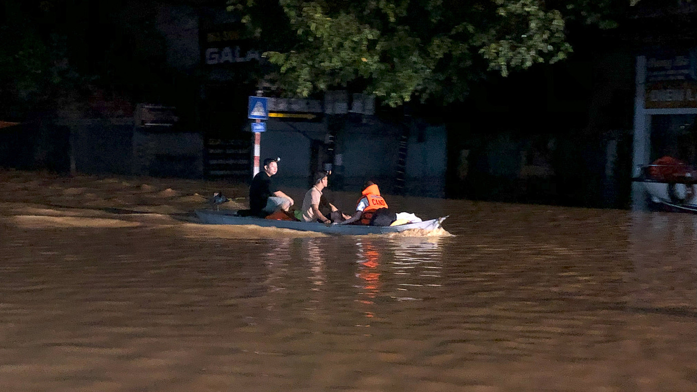 Những chuyến xuồng vẫn đi vào khu vực vùng ngập lụt để đón người ra trong đêm. Ảnh: Hoàng Mạnh Thắng