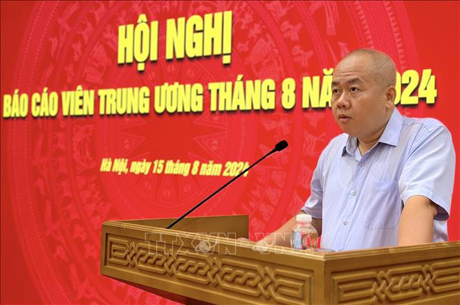 Thứ trưởng Bộ Kế hoạch và Đầu tư Đỗ Thành Trung báo cáo thông tin chuyên đề: “Tình hình kinh tế - xã hội 7 tháng năm 2024; kế hoạch phát triển kinh tế - xã hội những tháng cuối năm 2024”. Ảnh: Việt Đức/TTXVN.
