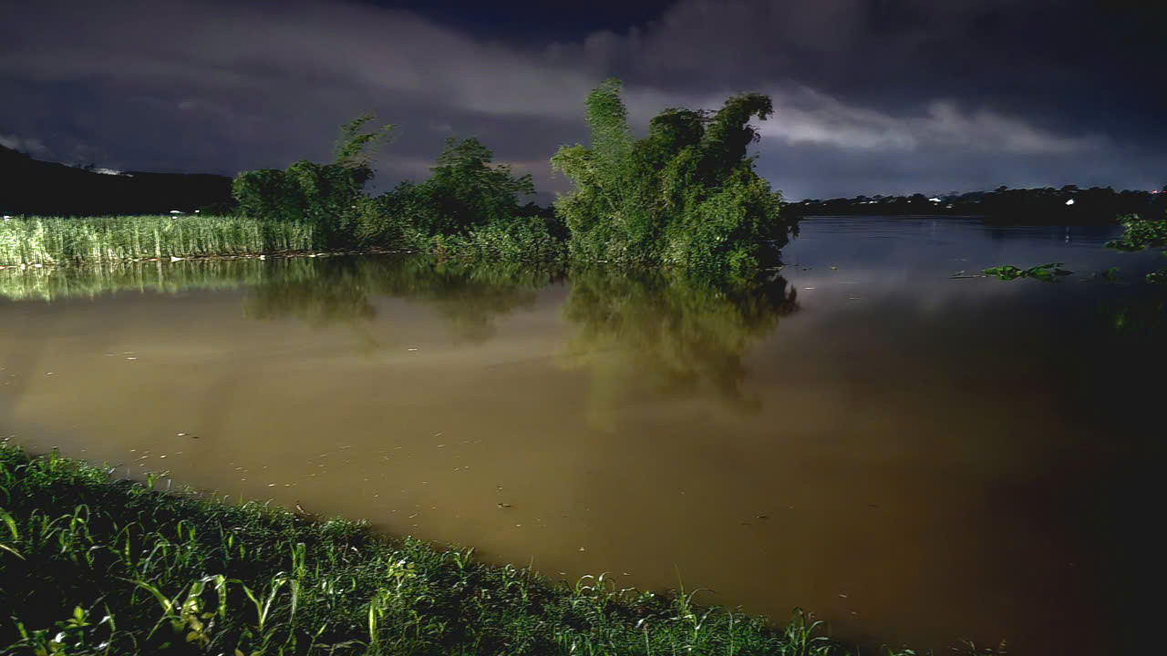 Theo ghi nhận của phóng viên Tiền Phong, tối 11/9, nước sông Lô vẫn ở mức cao. Dù lực lượng chức năng đã tiến hành khắc phục sự cố suốt đêm 10/9, nhưng vị trí đê vỡ chưa được vá. Mực nước ở trong đê và ngoài đê đã cân bằng, ảnh hưởng đến một khu vực dân cư của xã Quyết Thắng. Ảnh: Hoàng Mạnh Thắng.