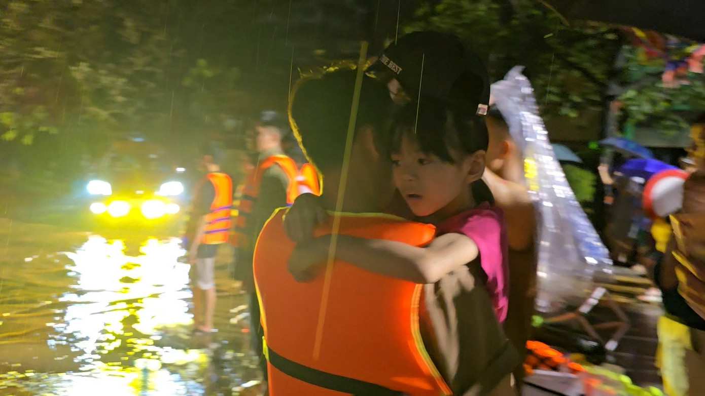 Nhiều người già, em bé được lực lượng chức năng đưa ra khỏi vùng ngập lụt ở thành phố Thái Nguyên. Ảnh: Hoàng Mạnh Thắng. Nhiều người già, em bé được lực lượng chức năng đưa ra khỏi vùng ngập lụt ở thành phố Thái Nguyên. Ảnh: Hoàng Mạnh Thắng.