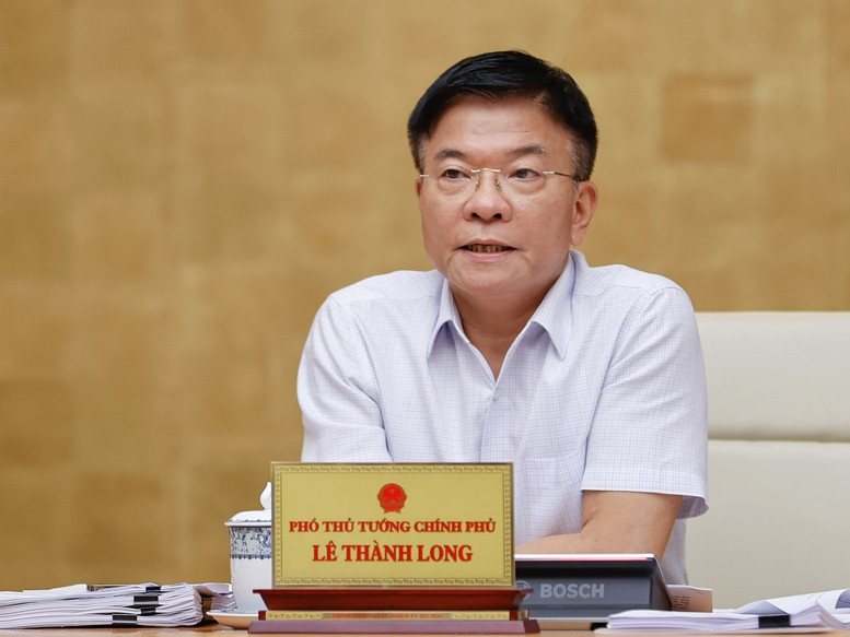 Các Phó Thủ tướng: Nguyễn Hòa Bình, Lê Thành Long, Hồ Đức Phớc phát biểu tại phiên họp. Ảnh: VGP.