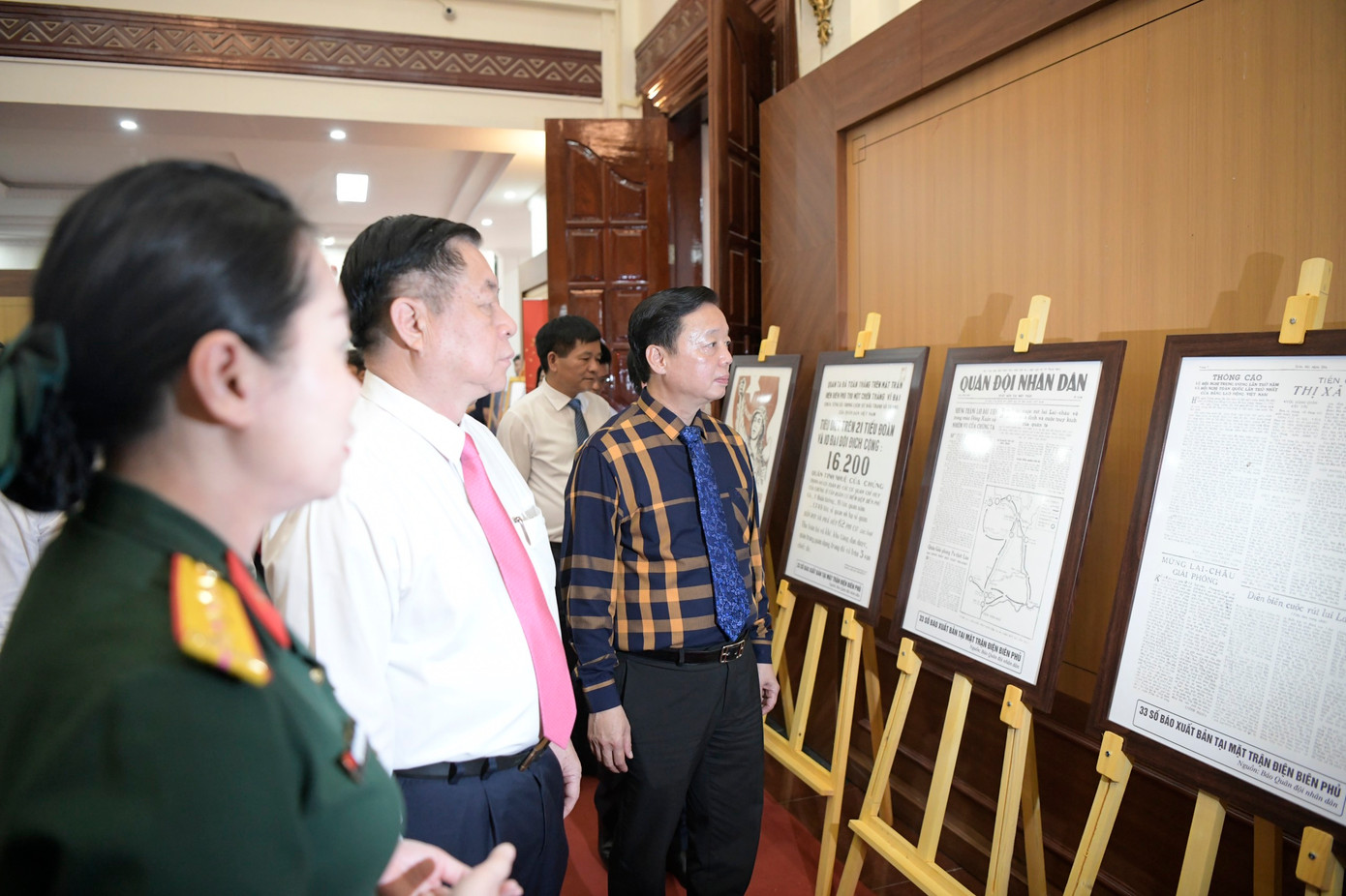 Bí thư T.Ư Đảng, Trưởng ban Tuyên giáo T.Ư Nguyễn Trọng Nghĩa, Phó Thủ tướng Chính phủ Trần Hồng Hà cùng các đại biểu tham quan các số báo Quân đội Nhân dân xuất bản tại mặt trận Điện Biên Phủ. Ảnh: Như Ý. Bí thư T.Ư Đảng, Trưởng ban Tuyên giáo T.Ư Nguyễn Trọng Nghĩa, Phó Thủ tướng Chính phủ Trần Hồng Hà cùng các đại biểu tham quan các số báo Quân đội Nhân dân xuất bản tại mặt trận Điện Biên Phủ. Ảnh: Như Ý.