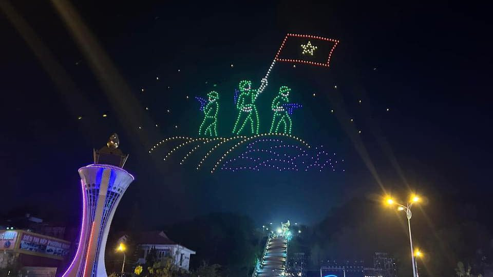 Tối 4/5, hàng trăm chiếc máy bay không người lái tạo các hình ảnh biểu tượng về Chiến thắng Điện Biên Phủ trên bầu trời thành phố Điện Biên Phủ (tỉnh Điện Biên) chào mừng Kỷ niệm 70 năm Chiến thắng Điện Biên Phủ.