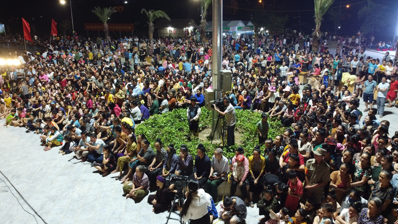 Rất đông người dân tập trung về dự chương trình.