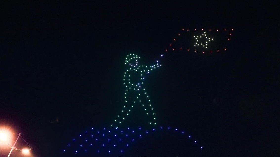 Trong ảnh là tạo hình về biểu tượng người chiến sĩ phất cao lá cờ “Quyết chiến Quyết thắng” trên nóc hầm Đờ Cát kết thúc Chiến dịch lịch sử Điện Biên Phủ.