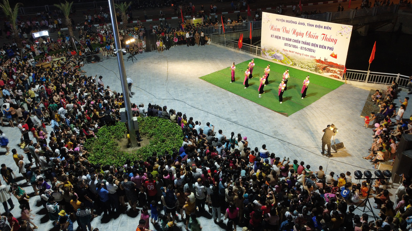 Cách thành phố Điện Biên Phủ khoảng 40km, tối 4/5, hàng nghìn người dân tập trung về khu vực trung tâm huyện Mường Ảng để dự chương trình liên hoan văn nghệ "Niềm vui ngày chiến thắng" kỷ niệm 70 năm Chiến thắng Điện Biên Phủ.