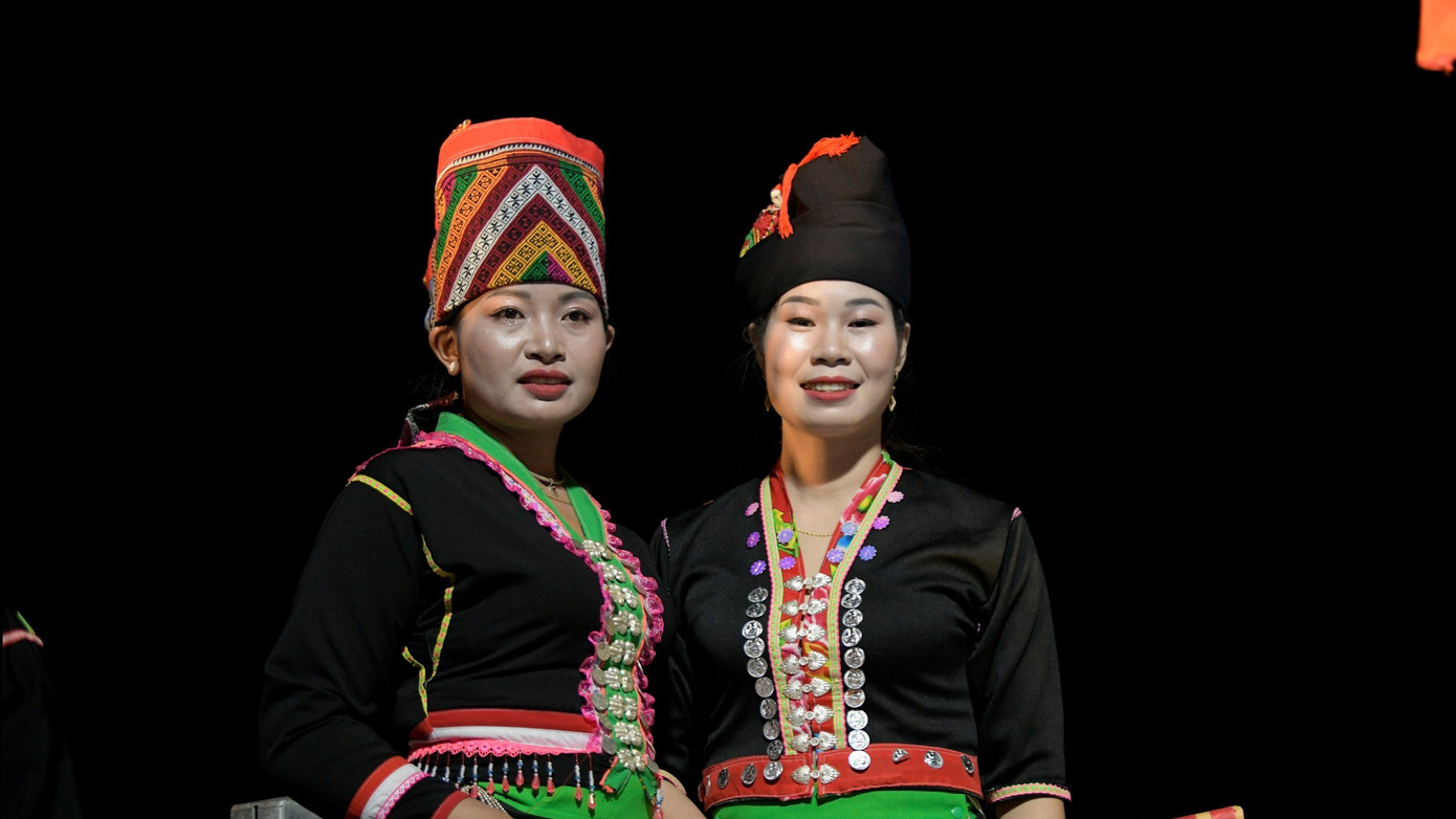 Những cô gái mặc trang phục truyền thống của dân tộc mình đi dự ngày hội kỷ niệm 70 năm Chiến thắng Điện Biên Phủ.