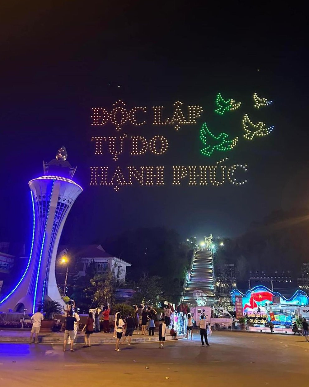 Khẩu hiệu "Độc lập - Tự do - Hạnh phúc" và những cánh chim bồ câu - biểu tượng cho hoà bình được thắp sáng trên bầu trời thành phố Điện Biên Phủ.