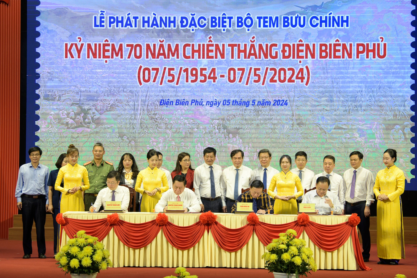 Các đại biểu ký phát hành bộ tem bưu chính Kỷ niệm 70 năm Chiến thắng Điện Biên Phủ. Ảnh: Như Ý. Các đại biểu ký phát hành bộ tem bưu chính Kỷ niệm 70 năm Chiến thắng Điện Biên Phủ. Ảnh: Như Ý.