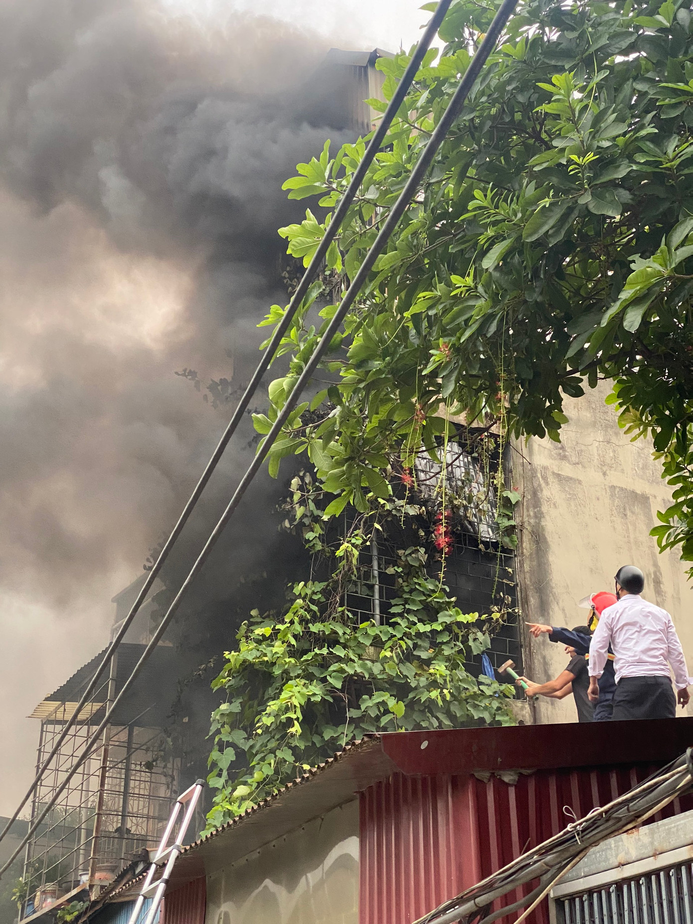 Theo thông tin từ người dân và chính quyền địa phương, người đàn ông này đi ngang qua và tham gia cứu người mắc kẹt trong vụ cháy.