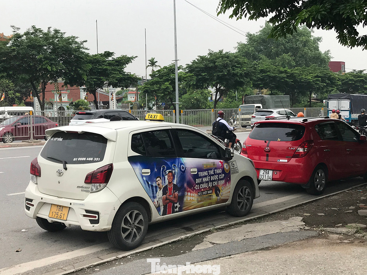 Một xe gắn quảng cáo web cờ bạc liên quan đến bóng đá đậu gần khu vực Bến xe Nước ngầm. Ảnh: Trường Phong.