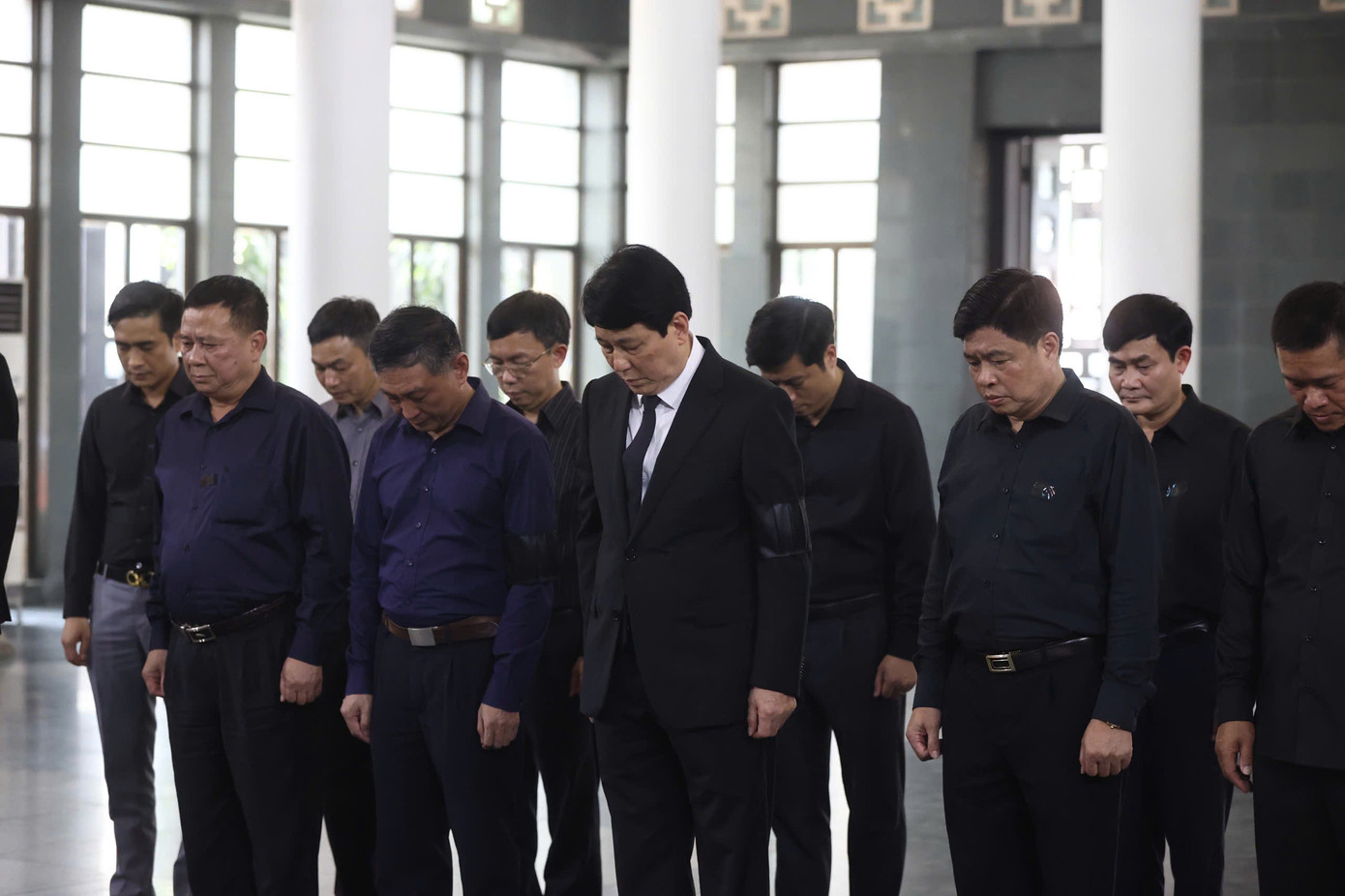 Thường trực Ban Bí thư Lương Cường thắp hương, ghi sổ tang kính viếng PGS Đặng Bích Hà.