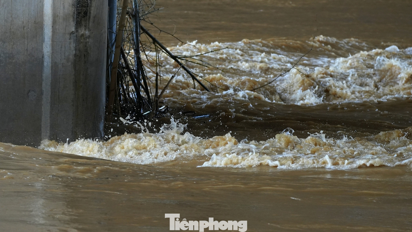 Nước sông Cầu những ngày này dâng cao, chảy xiết, tiềm ẩn rất nhiều nguy cơ. Ảnh: Hoàng Mạnh Thắng.