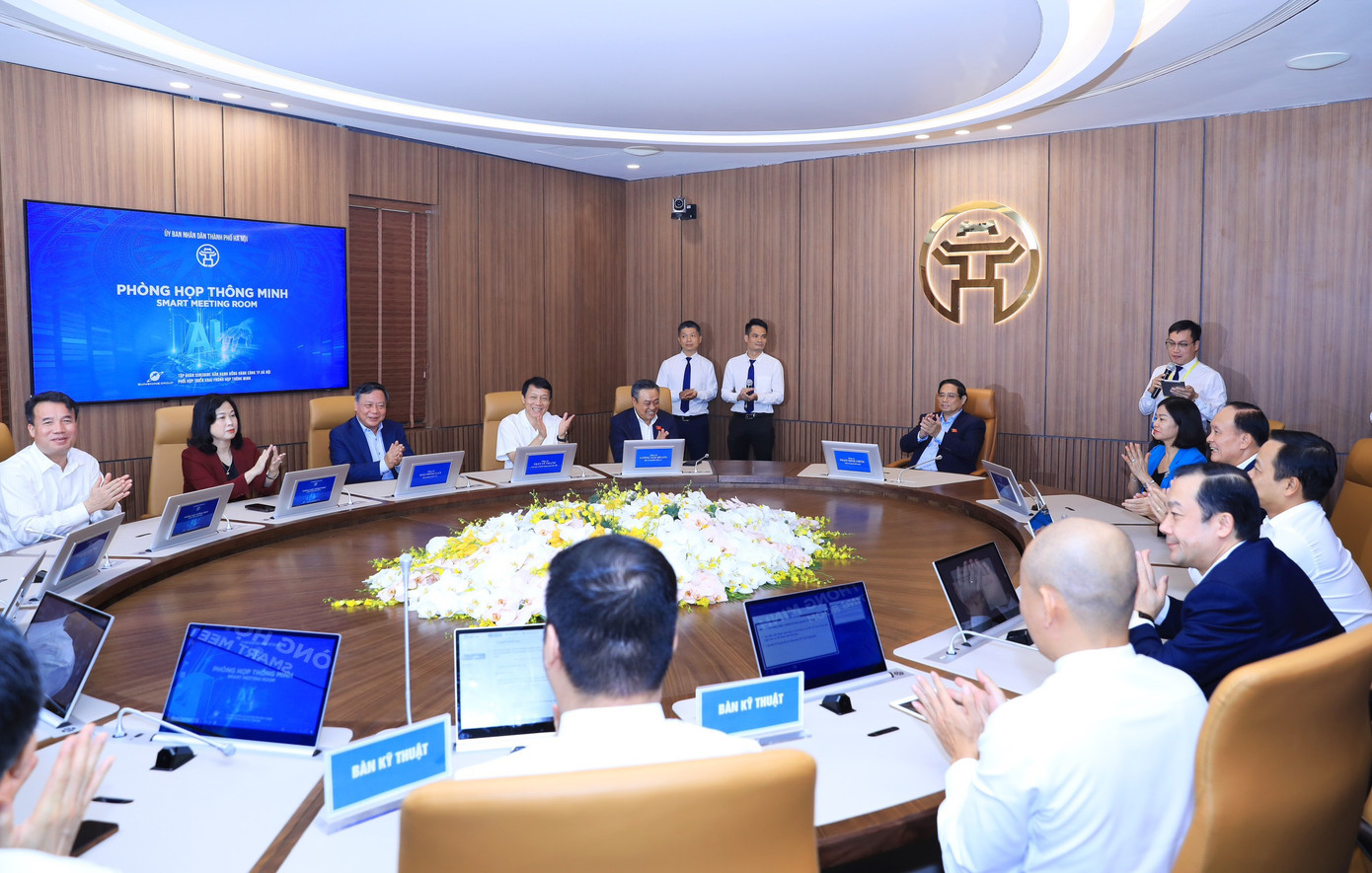 Thủ tướng Chính phủ Phạm Minh Chính và các đại biểu tham quan phòng họp thông minh của thành phố Hà Nội. Ảnh: PV.