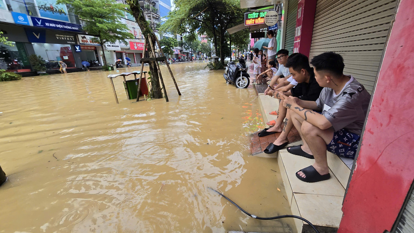 Nước sông Cầu dâng cao, tràn vào đường phố thành phố Thái Nguyên. Ảnh: Hoàng Mạnh Thắng. Nước sông Cầu dâng cao, tràn vào đường phố thành phố Thái Nguyên. Ảnh: Hoàng Mạnh Thắng.