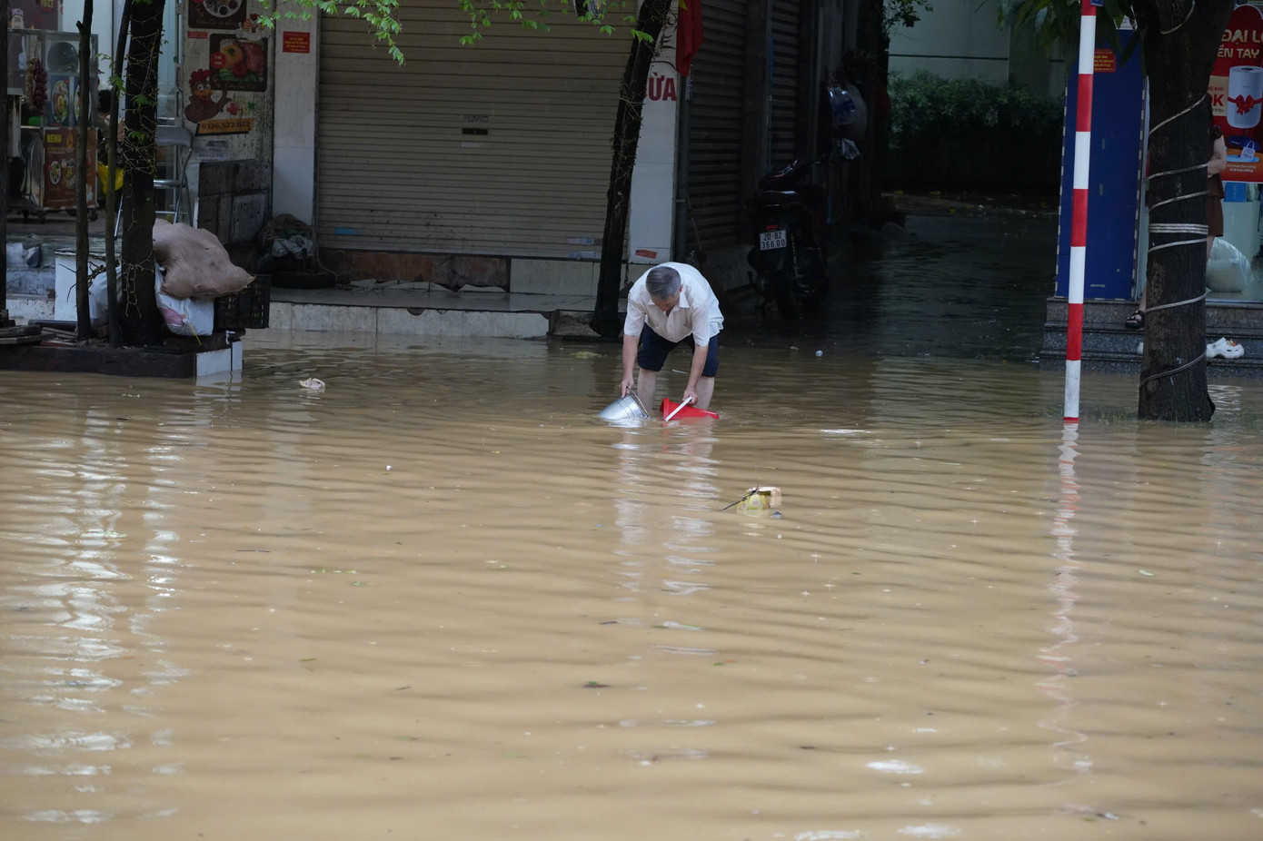 Theo người dân, khu vực này cách sông Cầu khoảng 300 mét, dự kiến nước còn dâng cao hơn nữa. Ảnh: Hoàng Mạnh Thắng. Theo người dân, khu vực này cách sông Cầu khoảng 300 mét, dự kiến nước còn dâng cao hơn nữa. Ảnh: Hoàng Mạnh Thắng.