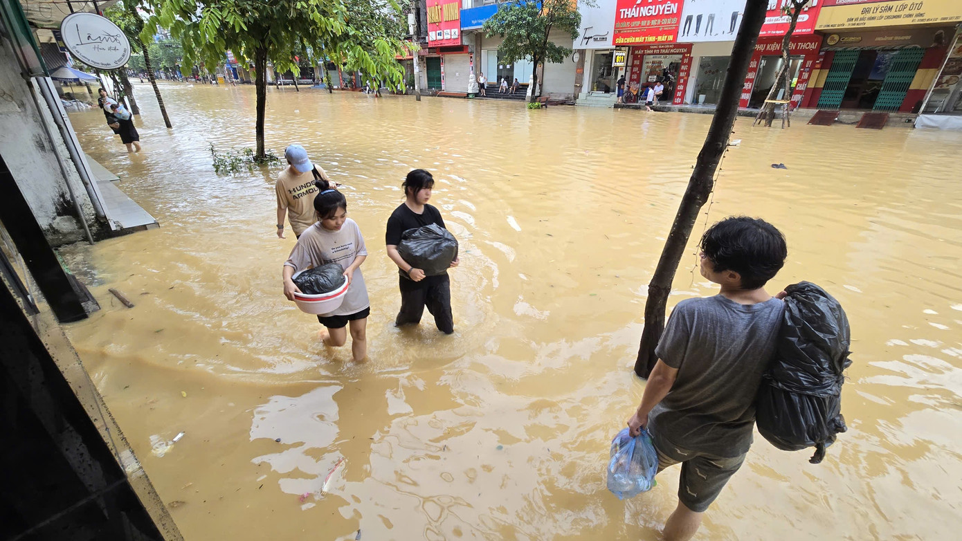 Nước ngập khá sâu trên đường phố Thái Nguyên. Ảnh: Hoàng Mạnh Thắng. Nước ngập khá sâu trên đường phố Thái Nguyên. Ảnh: Hoàng Mạnh Thắng.