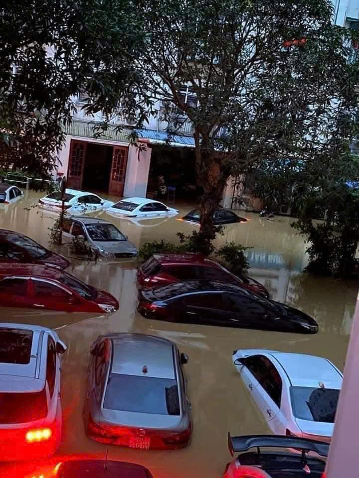 Hình ảnh trên mạng xã hội về việc nhiều ô tô ở khu chung cư gần sông Cầu bị ngập lụt trên địa bàn thành phố Thái Nguyên. Hình ảnh trên mạng xã hội về việc nhiều ô tô ở khu chung cư gần sông Cầu bị ngập lụt trên địa bàn thành phố Thái Nguyên.