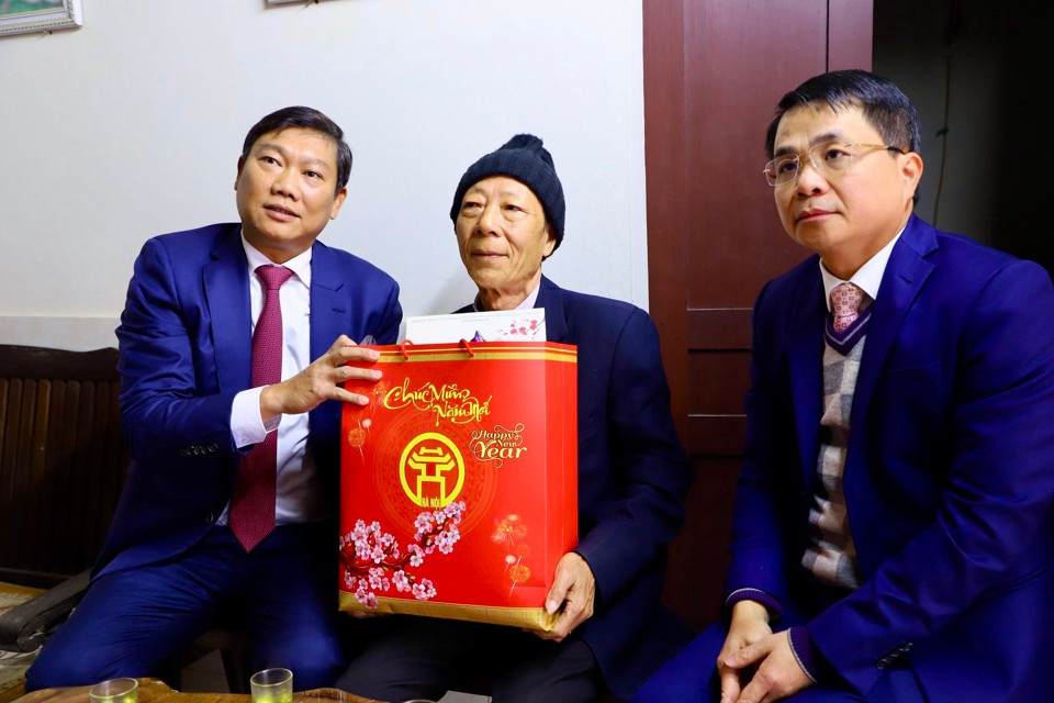 Trưởng ban Dân vận Thành uỷ Hà Nội Đỗ Anh Tuấn thăm, tặng quà, chúc Tết gia đình chính sách trên địa bàn huyện Thạch Thất. Ảnh: PV.