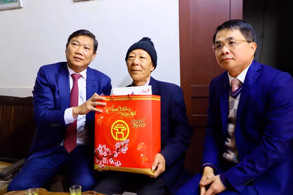 Trưởng ban Dân vận Thành uỷ Hà Nội Đỗ Anh Tuấn thăm, tặng quà, chúc Tết gia đình chính sách trên địa bàn huyện Thạch Thất. Ảnh: PV.
