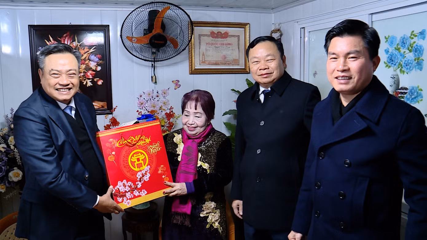 Chủ tịch UBND thành phố Hà Nội Trần Sỹ Thanh thăm, tặng quà gia đình chính sách tại quận Đống Đa. Ảnh: PV.