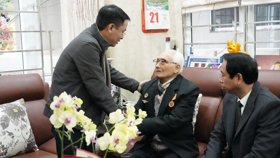 Phó Chủ tịch UBND thành phố Hà Nội Nguyễn Trọng Đông thăm, chúc Tết gia đình lão thành cách mạng trên địa bàn quận Cầu Giấy. Ảnh: PV.