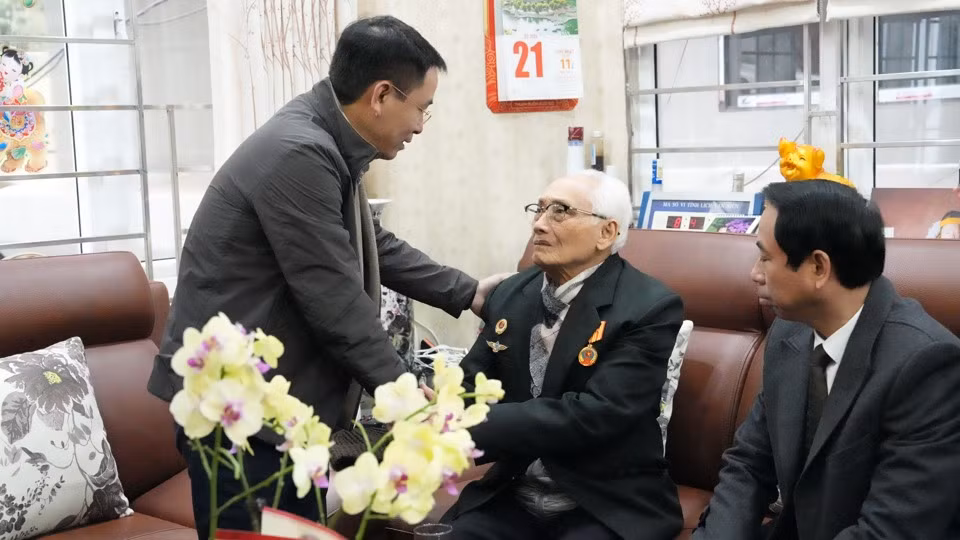 Phó Chủ tịch UBND thành phố Hà Nội Nguyễn Trọng Đông thăm, chúc Tết gia đình lão thành cách mạng trên địa bàn quận Cầu Giấy. Ảnh: PV.