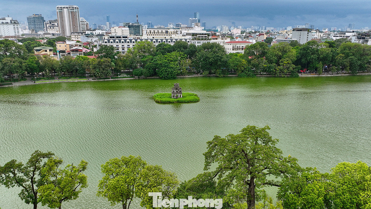 Hà Nội vừa gìn giữ, bảo tồn, phát huy các giá trị văn hoá nghìn năm lịch sử, vừa đột phá phát triển để vươn lên trở thành đô thị văn minh, hiện đại. Ảnh: Như Ý.