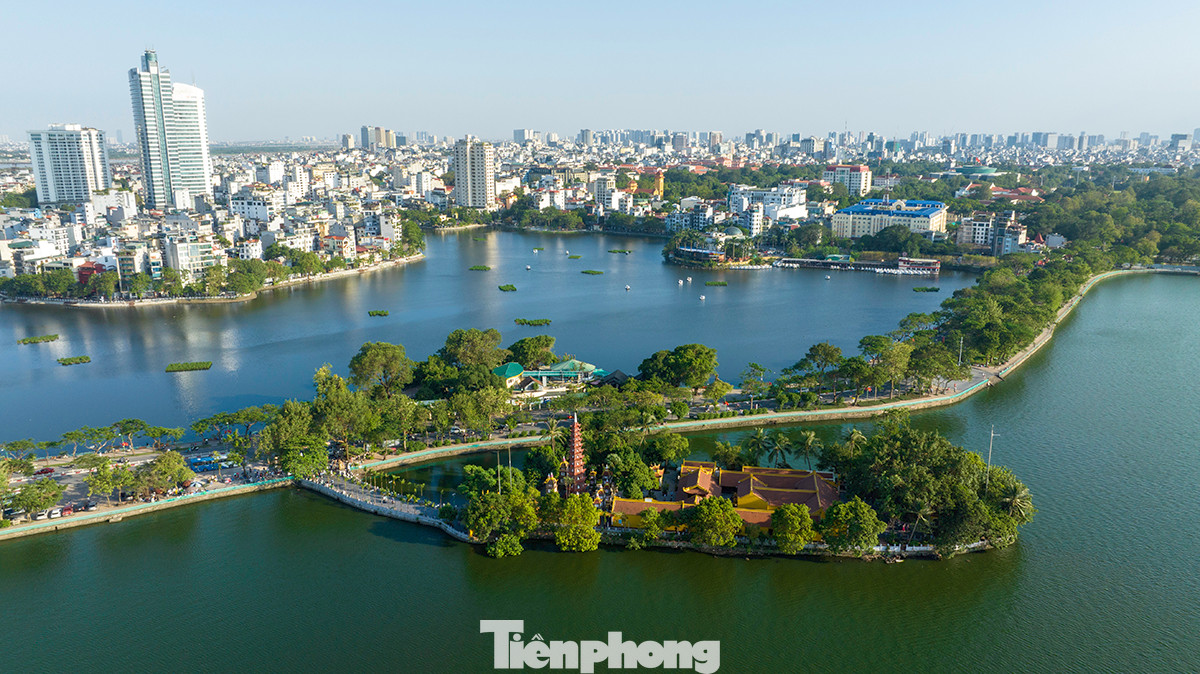 Hà Nội vừa gìn giữ, bảo tồn, phát huy các giá trị văn hoá nghìn năm lịch sử, vừa đột phá phát triển để vươn lên trở thành đô thị văn minh, hiện đại. Ảnh: Như Ý.