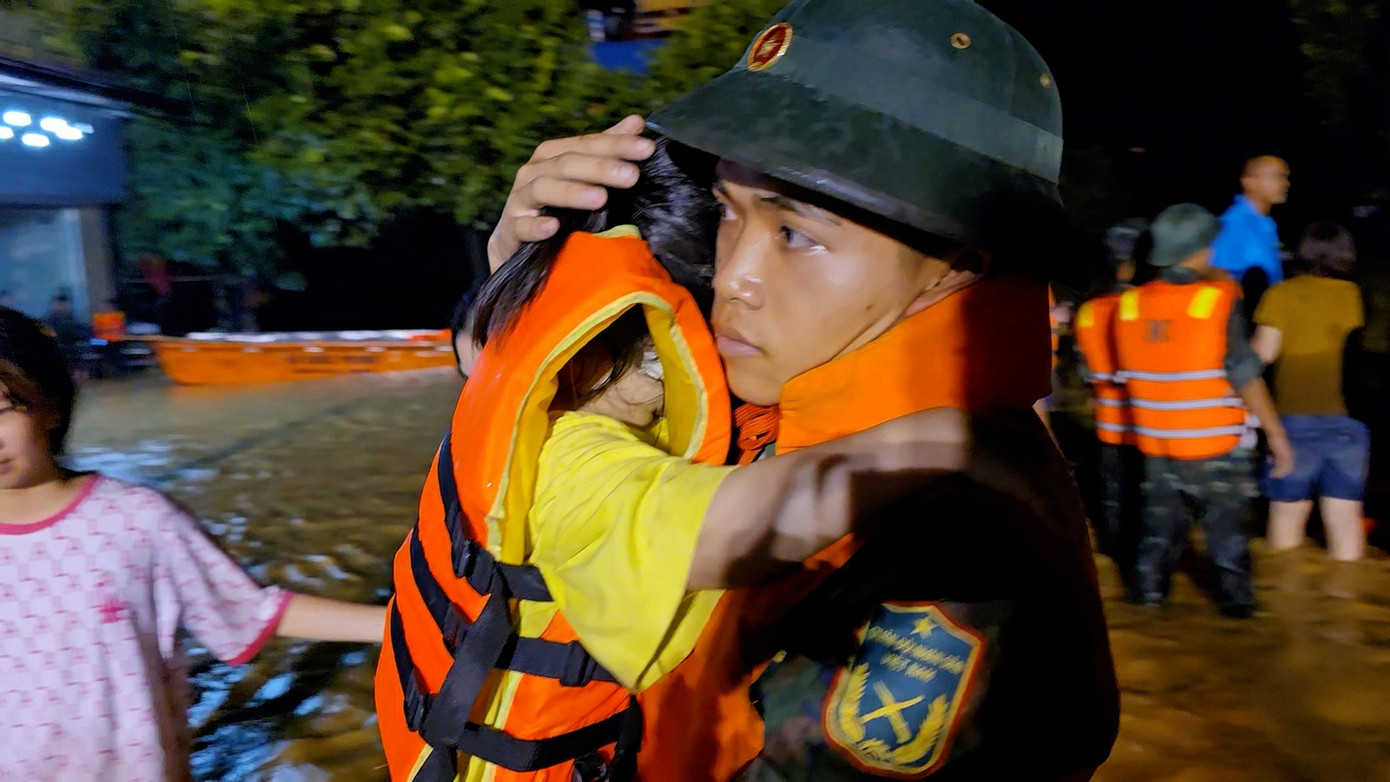 Những hình ảnh thấm đẫm tình quân dân trong cứu trợ lũ lụt ở thành phố Thái Nguyên. Ảnh: Hoàng Mạnh Thắng - Trường Phong. Những hình ảnh thấm đẫm tình quân dân trong cứu trợ lũ lụt ở thành phố Thái Nguyên. Ảnh: Hoàng Mạnh Thắng - Trường Phong.