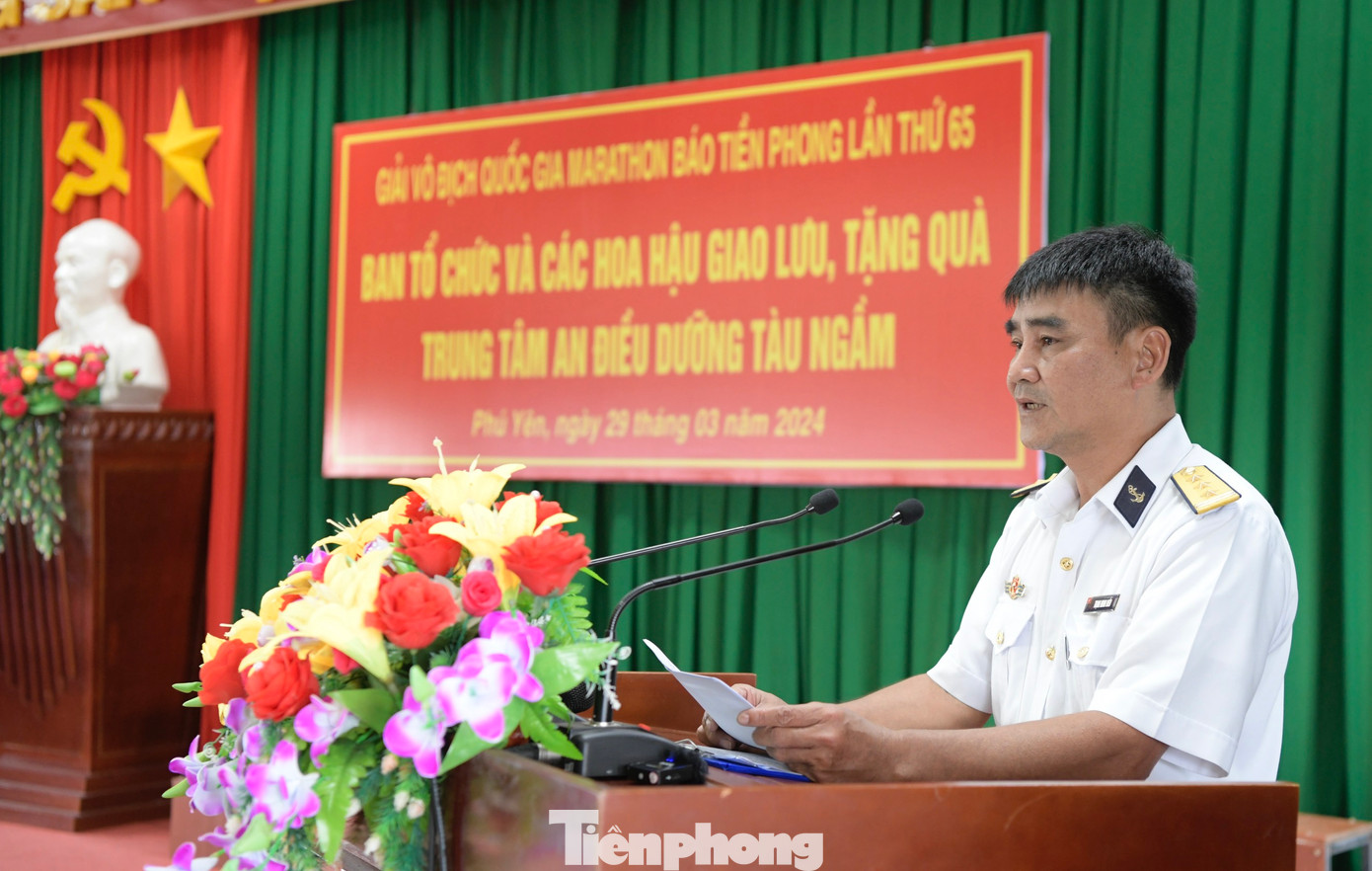 Thượng tá Trịnh Minh Hiếu - Bí thư Đảng uỷ, Chính uỷ Trung tâm An điều dưỡng tàu ngầm Hải quân, phát biểu tại chương trình. Ảnh: Như Ý.