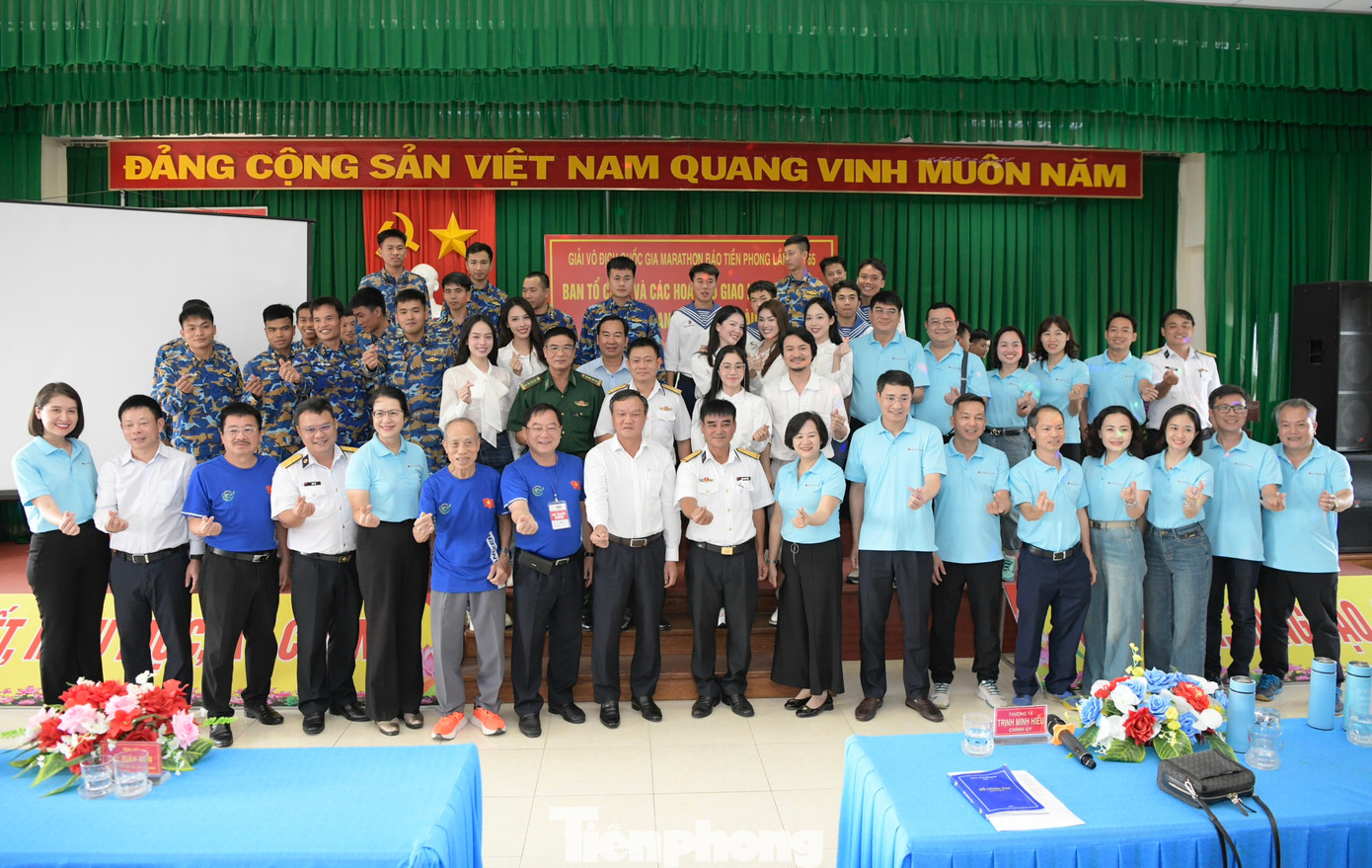 Các đại biểu dự chương trình chụp ảnh lưu niệm cùng cán bộ, chiến sĩ Trung tâm An điều dưỡng tàu ngầm Hải quân. Ảnh: Như Ý.