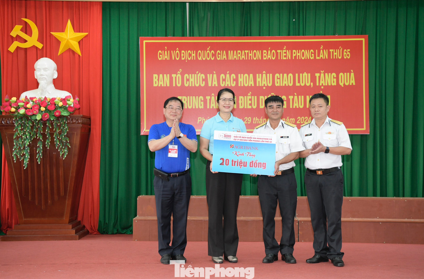 Đại diện Ban tổ chức Tiền Phong Marathon 2024 và Ngân hàng Agribank tặng hoa, quà Trung tâm An điều dưỡng tàu ngầm Hải quân. Ảnh: Như Ý.