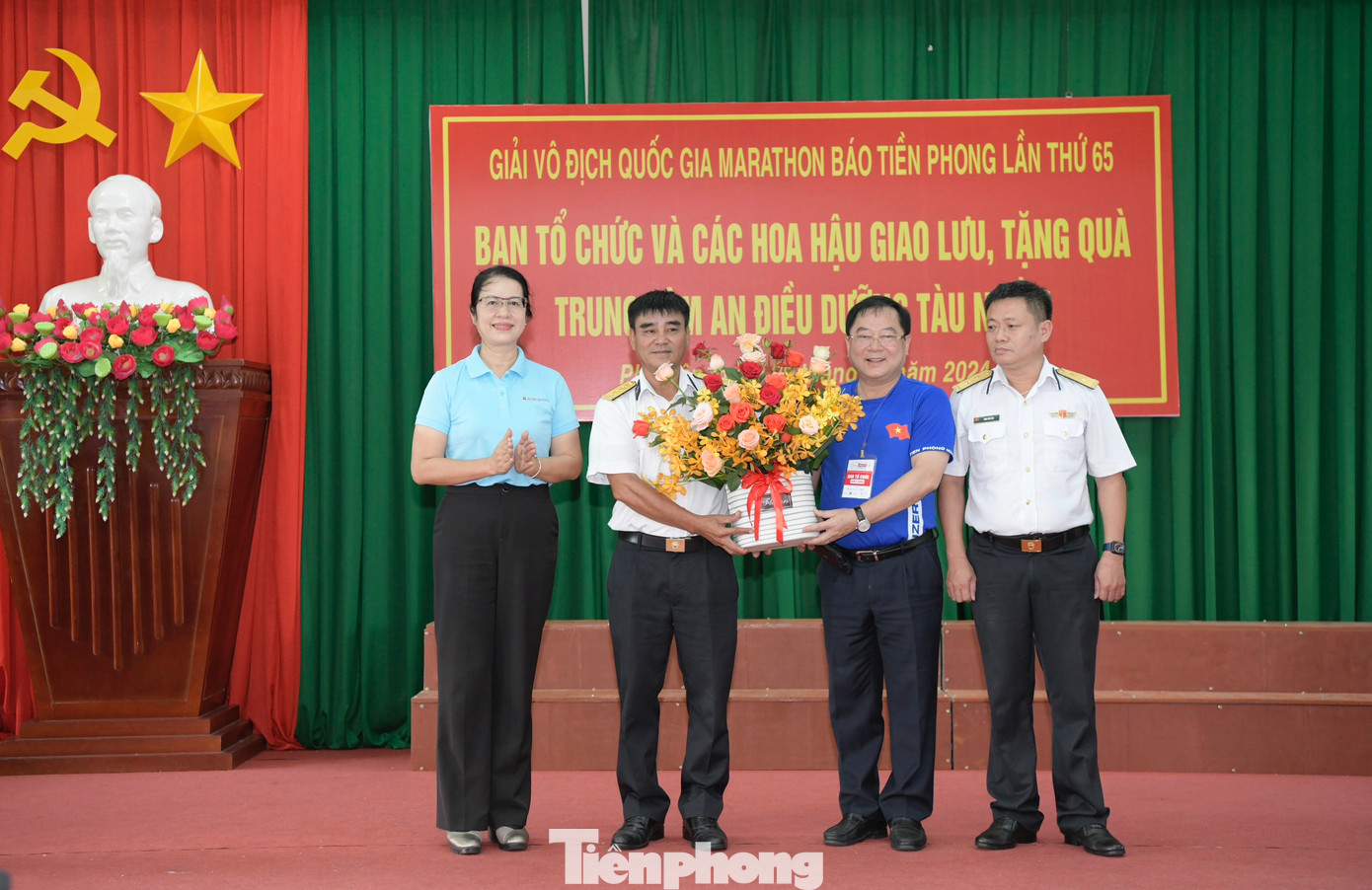 Đại diện Ban tổ chức Tiền Phong Marathon 2024 và Ngân hàng Agribank tặng hoa, quà Trung tâm An điều dưỡng tàu ngầm Hải quân. Ảnh: Như Ý.