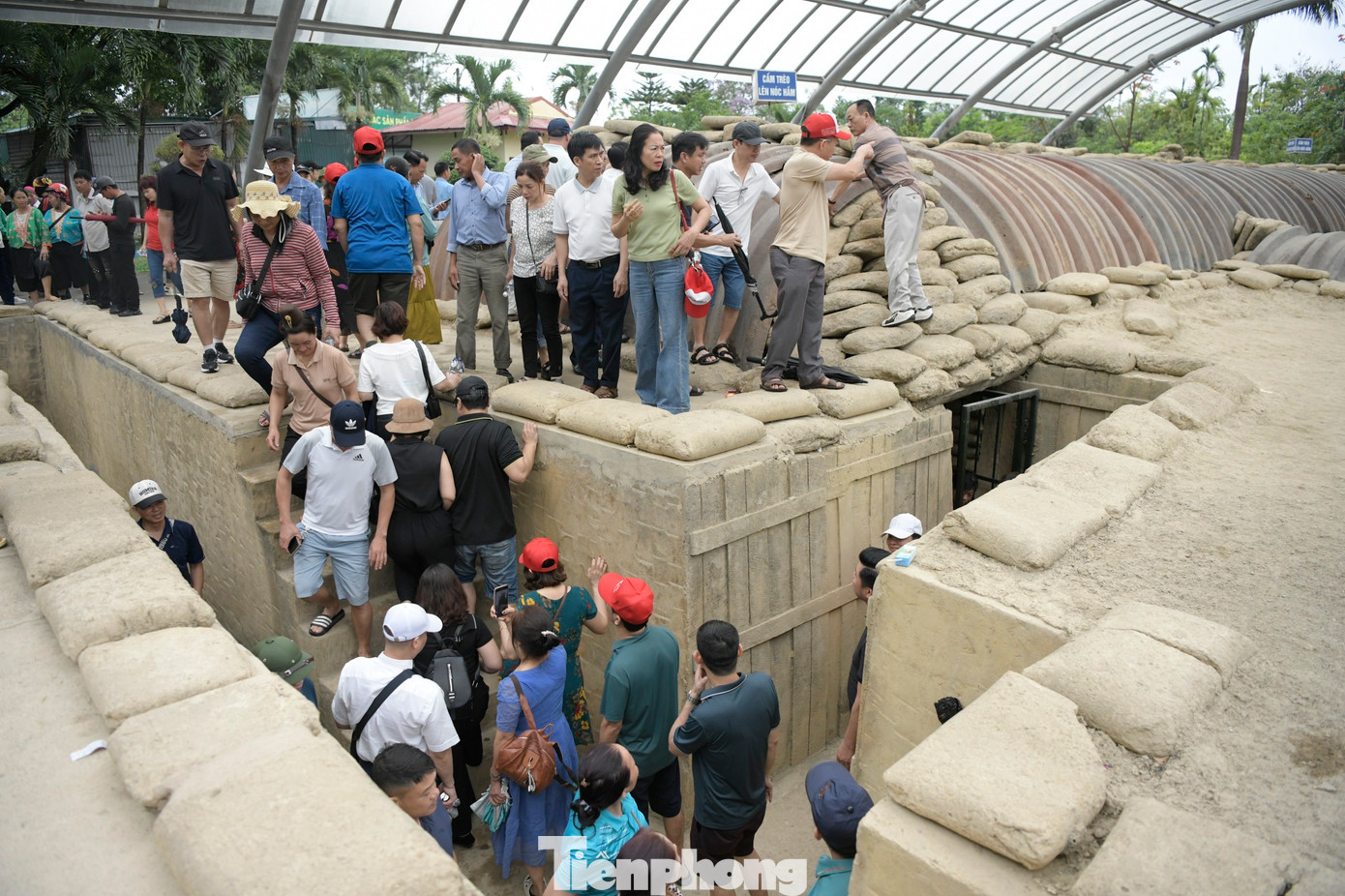 Tại Khu di tích Hầm tướng Đờ Cát, cũng có rất đông du khách tham quan.