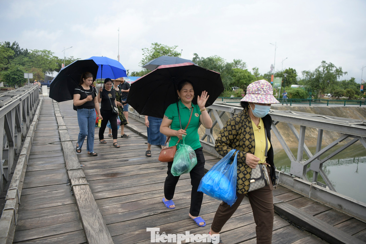 Nhiều du khách cũng tham quan, trải nghiệm một số địa điểm lịch sử khác, trong đó có Cầu Mường Thanh.